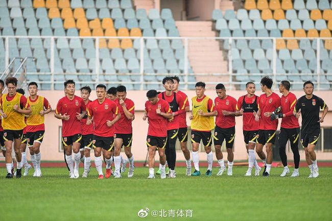 而如今她跟着爷爷一起去中东，也同样是骑虎难下。